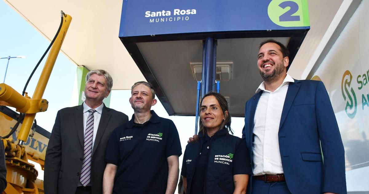El gobernador Ziliotto y el intende di Npoli junto a dos trabajadores de la Estación de Servicio Municipal