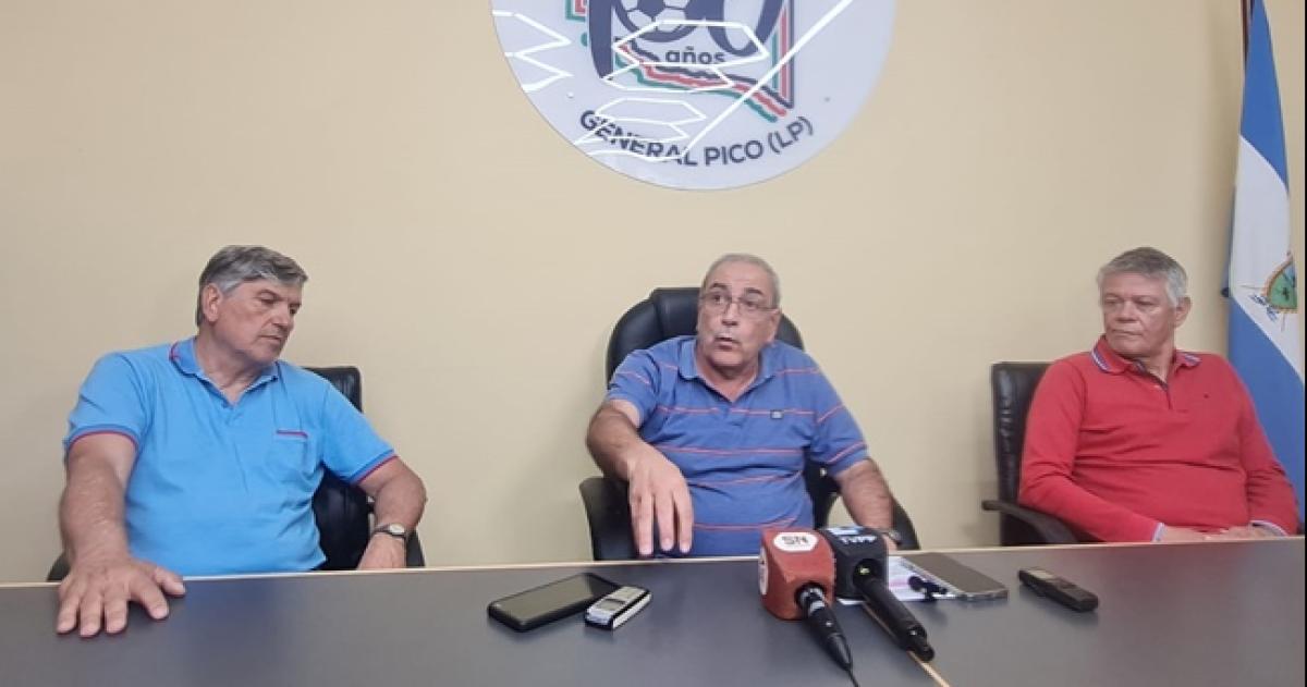 Los dirigentes de la Liga Pampeana en la conferencia de prensa de este miércoles