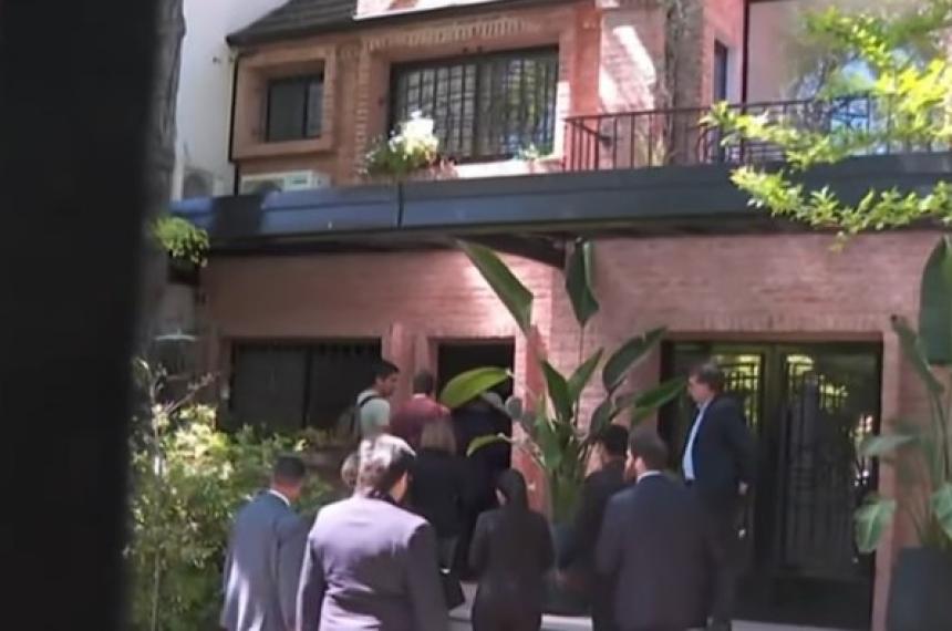 Los oficiales de justicia en la casa del diputado José Luis Espert