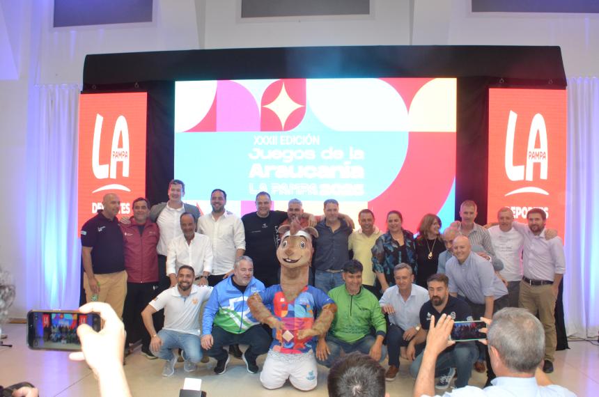 La mascota de los Juegos con los dirigentes y funcionarios