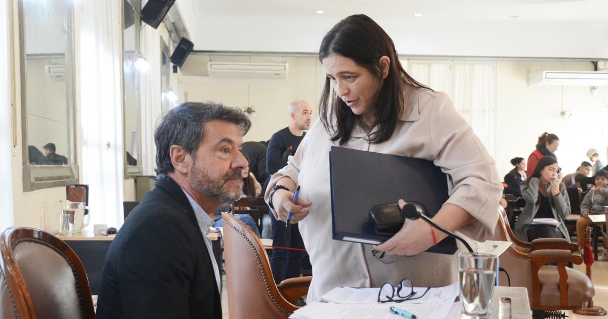 La concejala Fernanda Oddi junto a su par del PRO Marcelo Guerrero