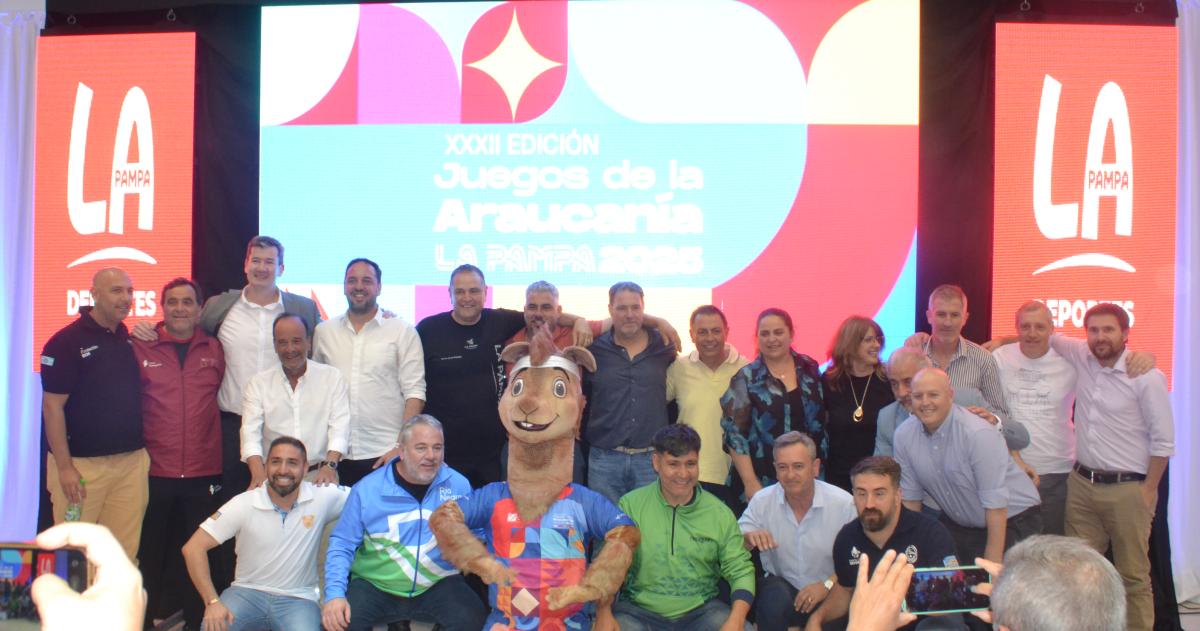 La mascota de los Juegos con los dirigentes y funcionarios