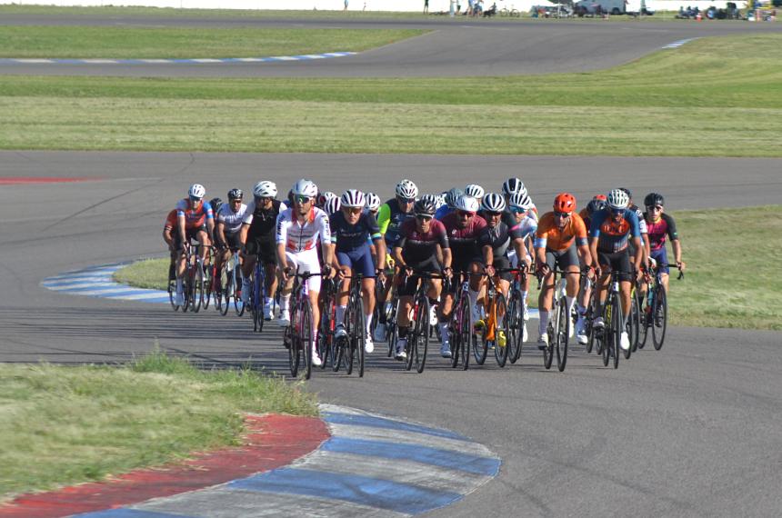 El pelotón compacto a punto de tomar el repecho en el autódromo provincial