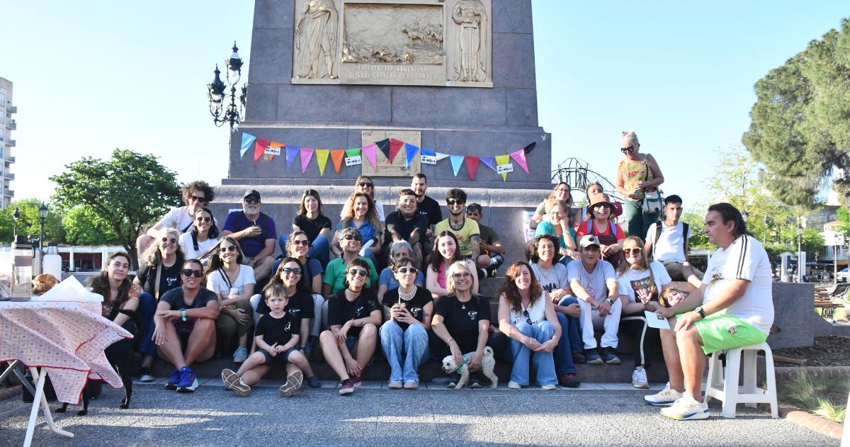 Suelta de cartas en la plaza San Martiacuten por el Diacutea Mundial de la Salud Mental