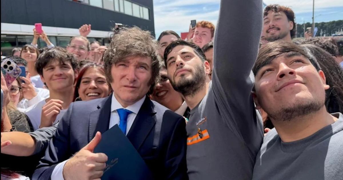 Milei visitó la planta de Siderar en San Nicols