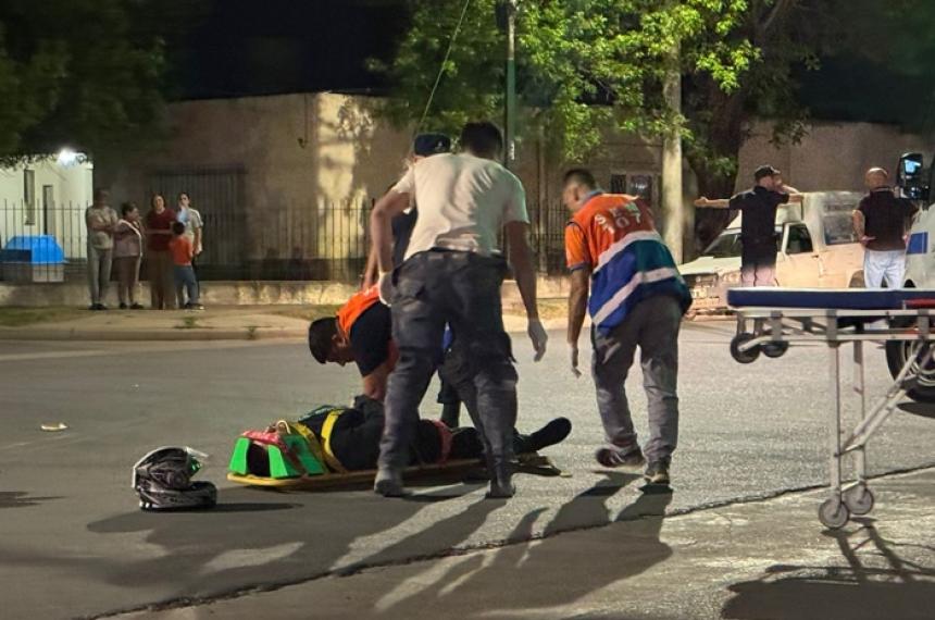El motociclista fue auxiliado por un bombero y por el SEM