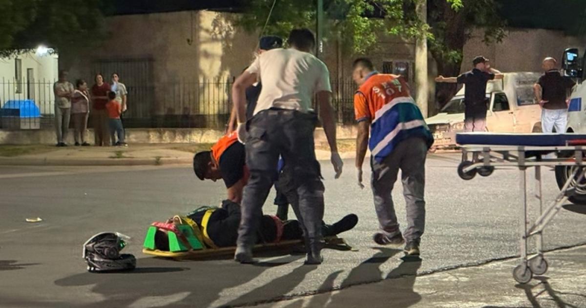 El motociclista fue auxiliado por un bombero y por el SEM