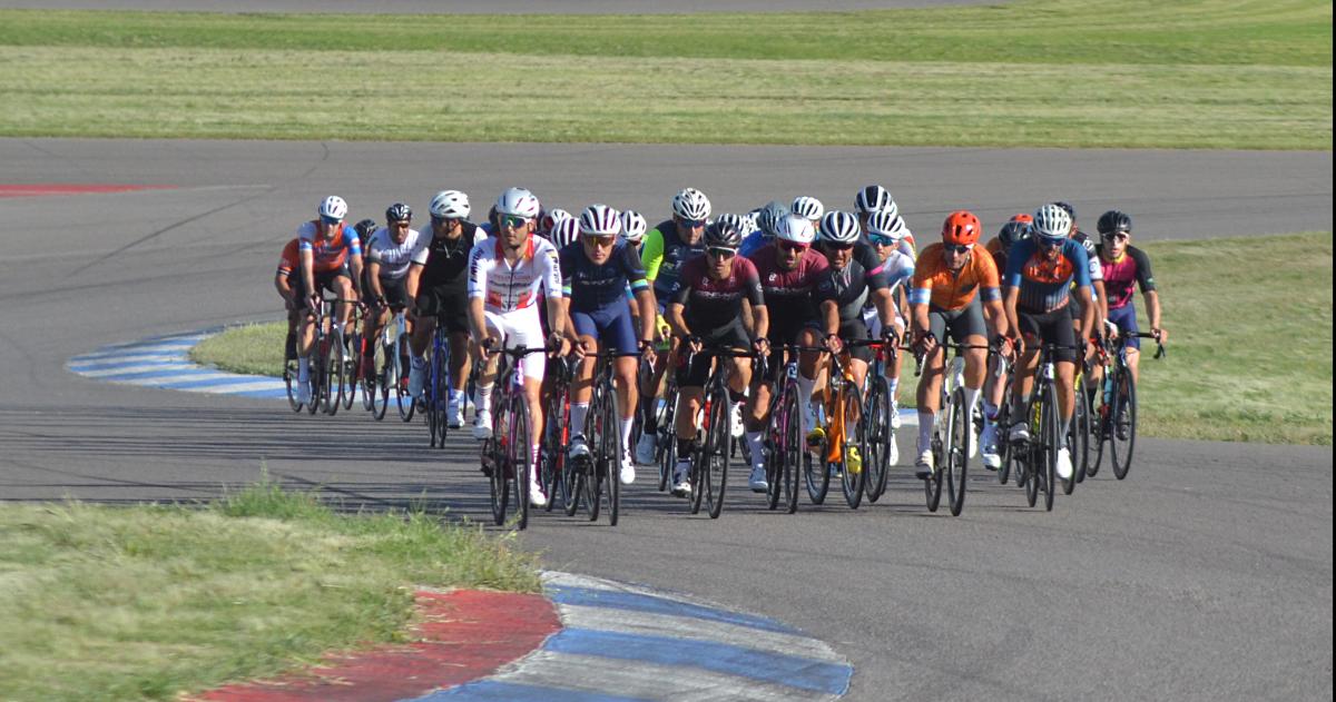 El pelotón compacto a punto de tomar el repecho en el autódromo provincial