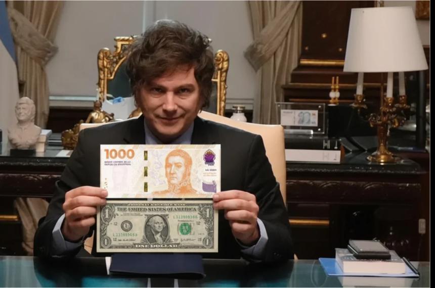 El presidente Milei con una foto similar con la que posó Domingo Cavallo