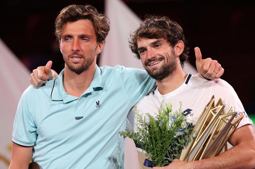 Valentín Bacherot celebra su trofeo con su primo Arthur Rinderknech a quien venció en la final de Shangai