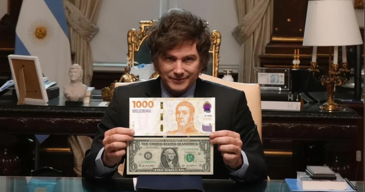 El presidente Milei con una foto similar con la que posó Domingo Cavallo