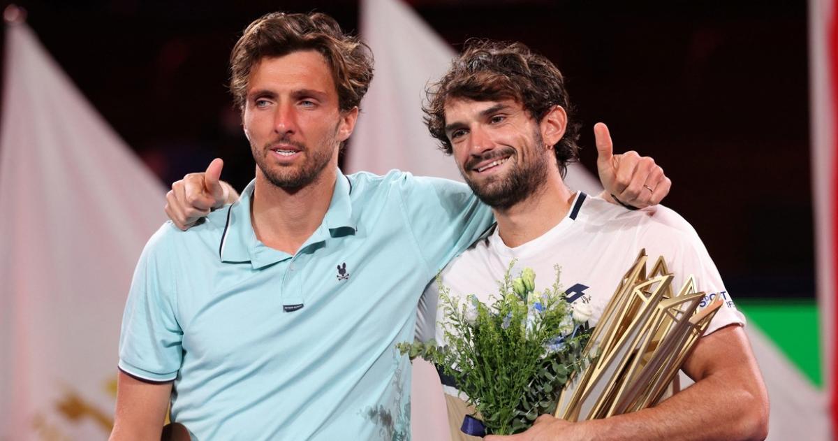 Valentín Bacherot celebra su trofeo con su primo Arthur Rinderknech a quien venció en la final de Shangai