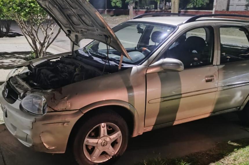 El vehículo dañado por un hombre en situación de calle