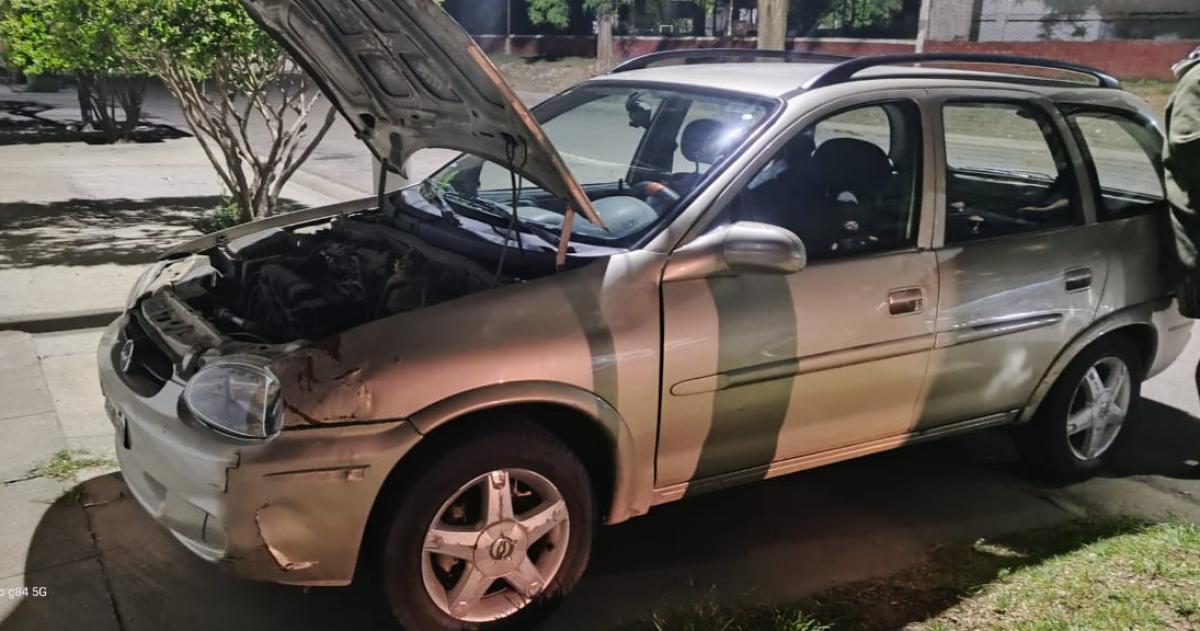 El vehículo dañado por un hombre en situación de calle