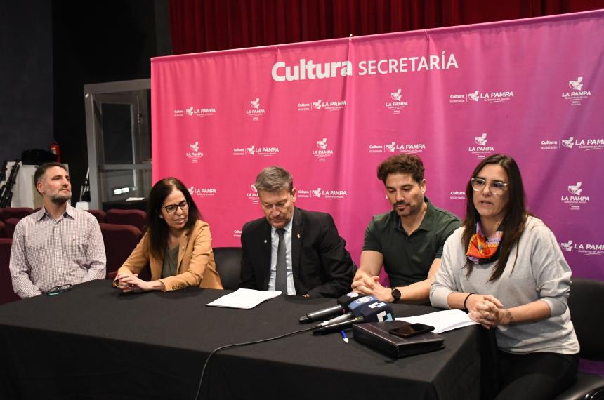 Oscar Alpa el secretario de Cultura Pablo Lucero y otras autoridades al presentar la nueva iniciativa