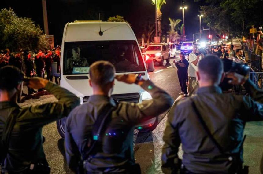 Hamas entregoacute a la Cruz Roja cuatro nuevos atauacutedes con restos de rehenes israeliacutees