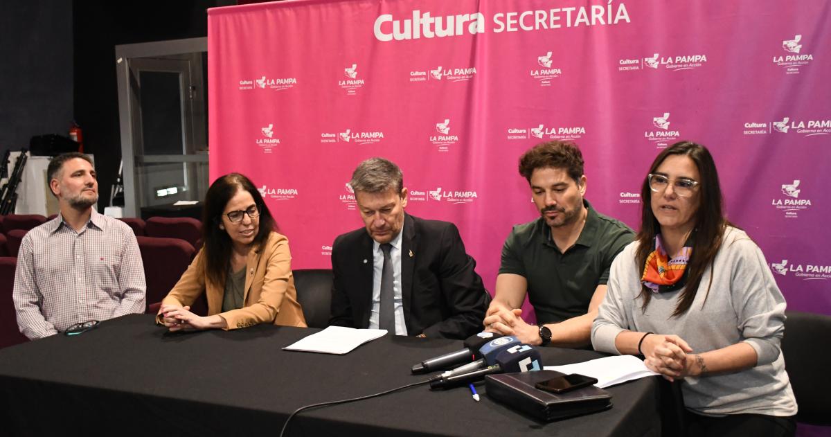 Oscar Alpa el secretario de Cultura Pablo Lucero y otras autoridades al presentar la nueva iniciativa