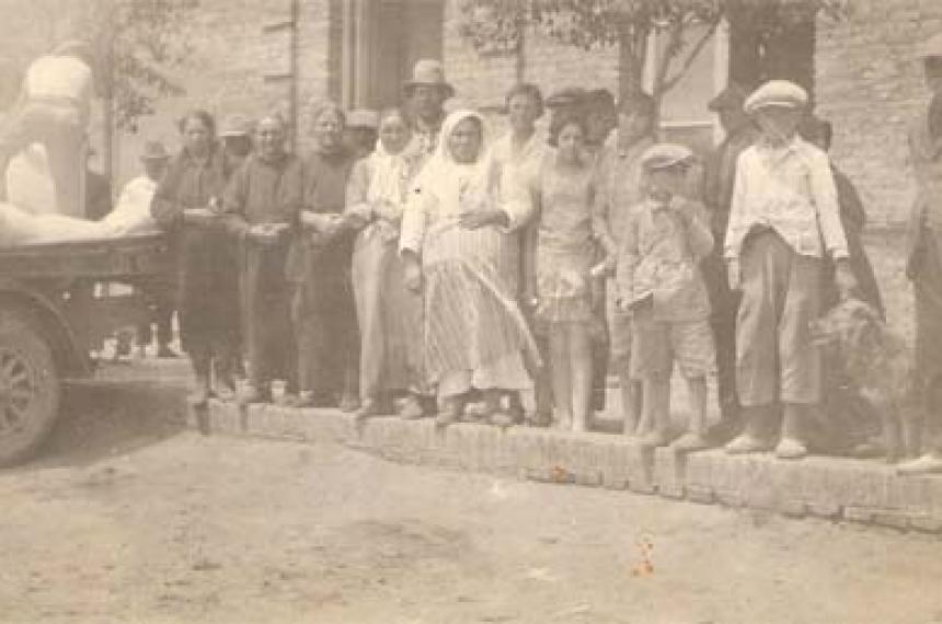 Una fotografia de Alpachiri de principios de siglo del libro Tierra fría que se ha vuelto abrigo de las docentes de la UNLPam Mirta Zink y Marisa Moroni