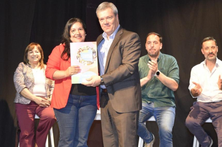 El ministro de Desarrollo Social y Derechos Humanos Diego Álvarez y el intendente Luciano di Npoli encabezaron la entrega de créditos