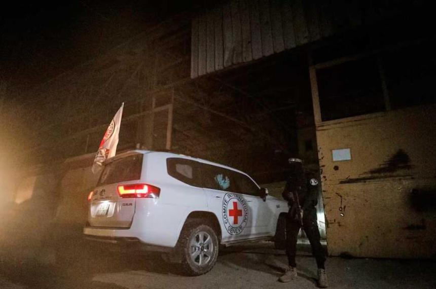 Hamas entregoacute otros dos cuerpos de rehenes israeliacutees y aseguroacute que no pudo localizar al resto
