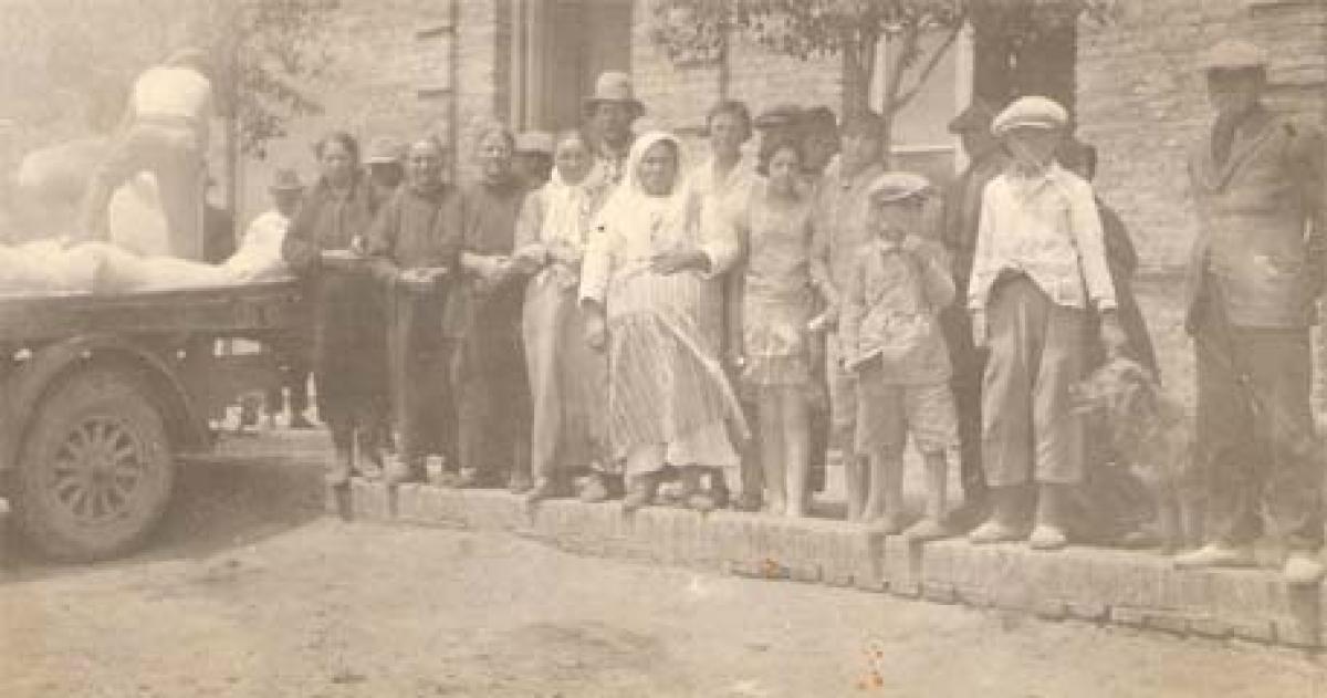 Una fotografia de Alpachiri de principios de siglo del libro Tierra fría que se ha vuelto abrigo de las docentes de la UNLPam Mirta Zink y Marisa Moroni