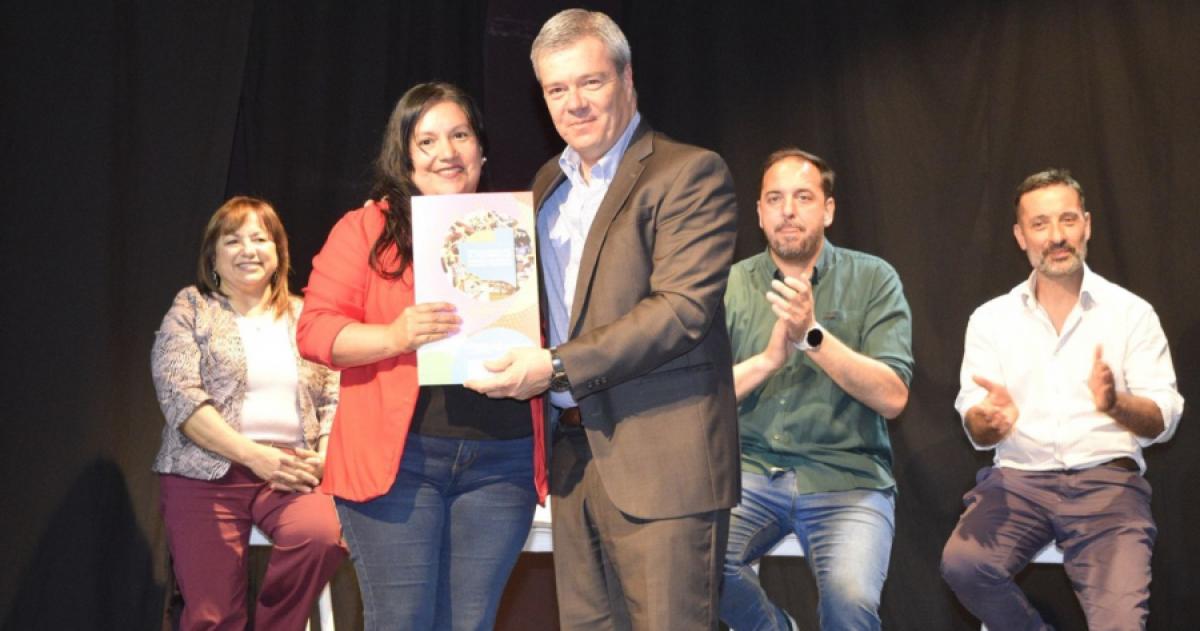 El ministro de Desarrollo Social y Derechos Humanos Diego Álvarez y el intendente Luciano di Npoli encabezaron la entrega de créditos
