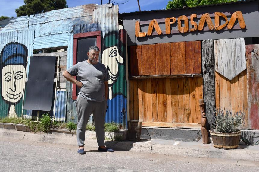 Claudio Hoses en su horno hecho hacia la calle para hacer empanadas Necesita una ayuda para mejorarlo