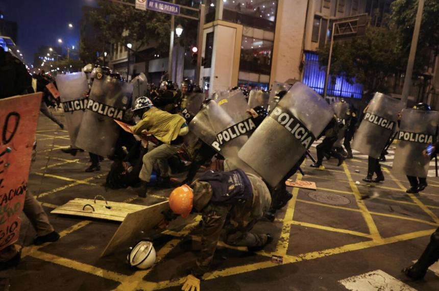 En Per confirmaron un muerto y ms de 100 heridos durante las protestas