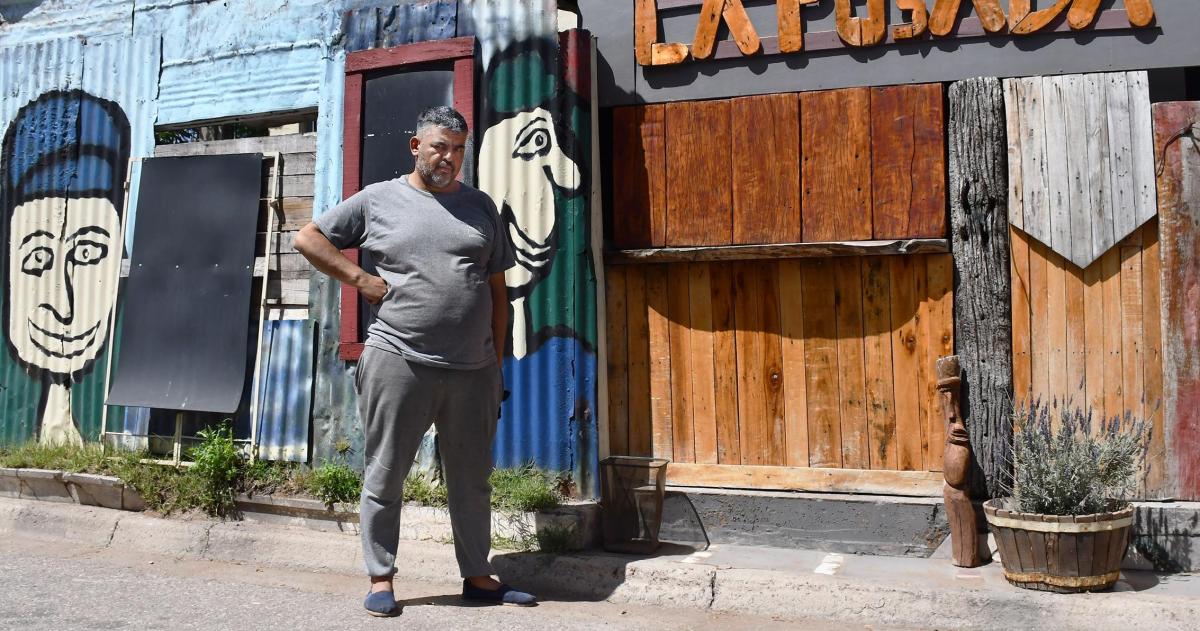 Claudio Hoses en su horno hecho hacia la calle para hacer empanadas Necesita una ayuda para mejorarlo