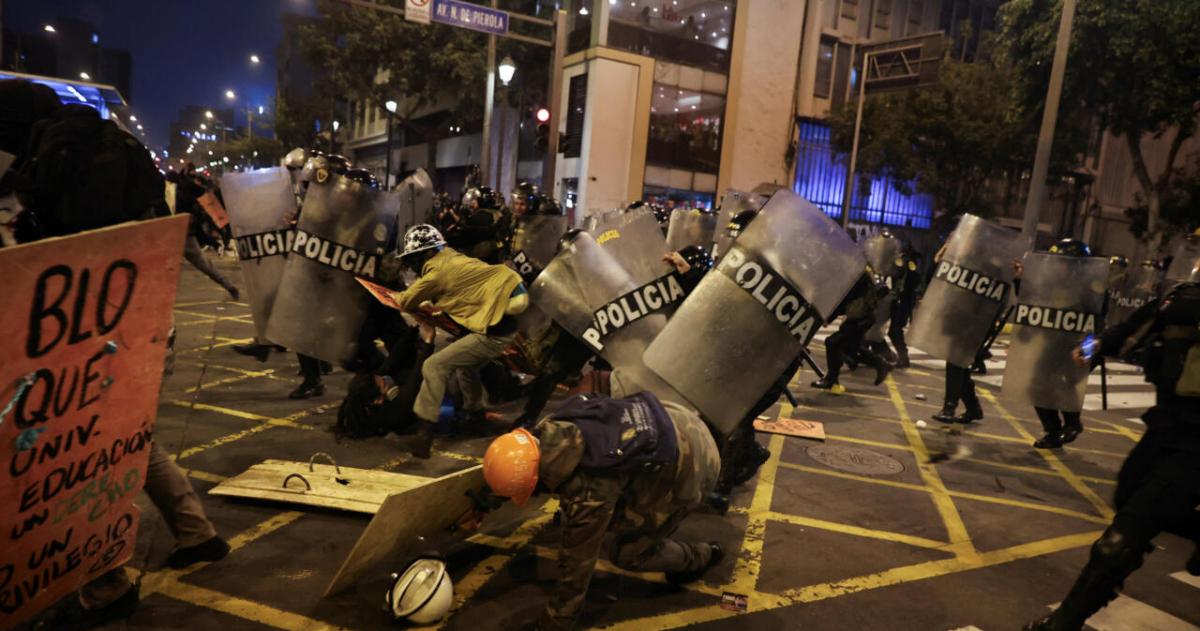 En Per confirmaron un muerto y ms de 100 heridos durante las protestas
