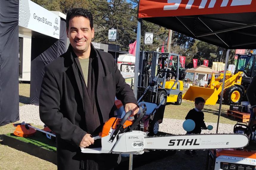 El candidato libertario Adrin Ravier promociona ms motosierra