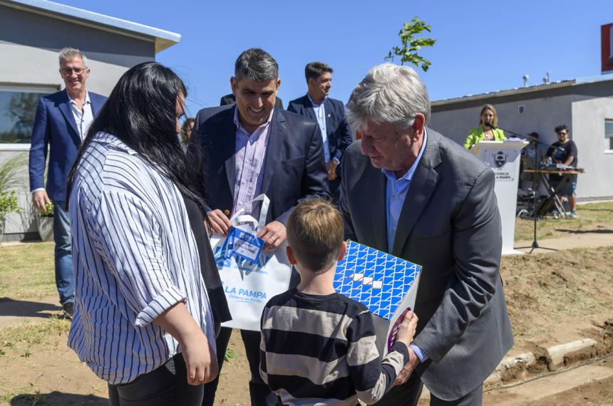 Ziliotto entregoacute en Macachiacuten veinte casas que fueron abandonadas por Nacioacuten