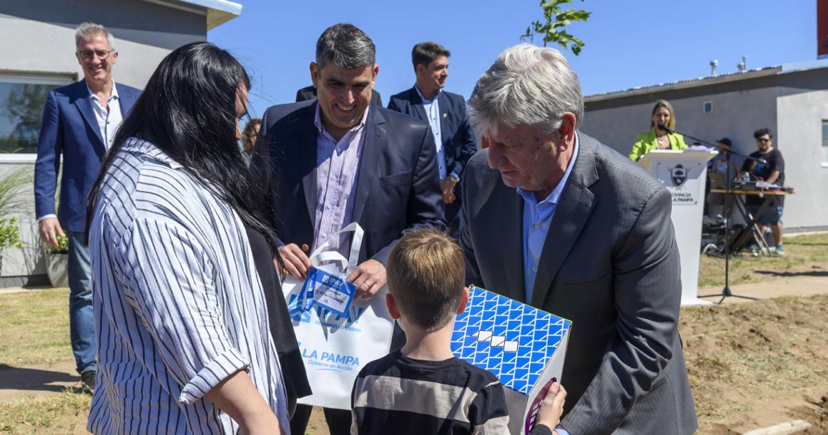 Ziliotto entregoacute en Macachiacuten veinte casas que fueron abandonadas por Nacioacuten
