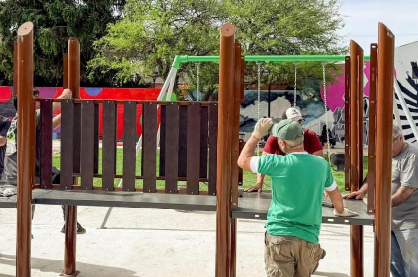 La plaza Gustavo Cerati est ubicada en la intersección de las calles Avenida Perón y Facundo Quiroga