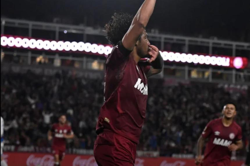 José Canale festeja su gol que abrió el marcador