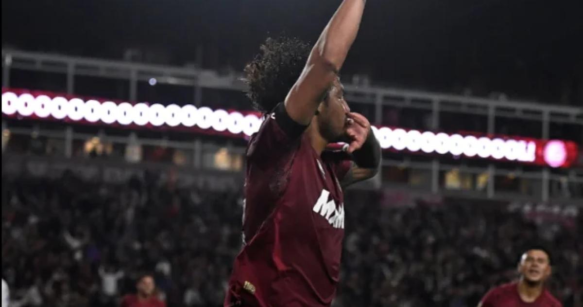 José Canale festeja su gol que abrió el marcador