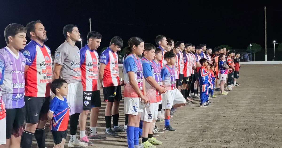 Las nuevas luces estn colocadas en la cancha de La Reforma Ftbol Club