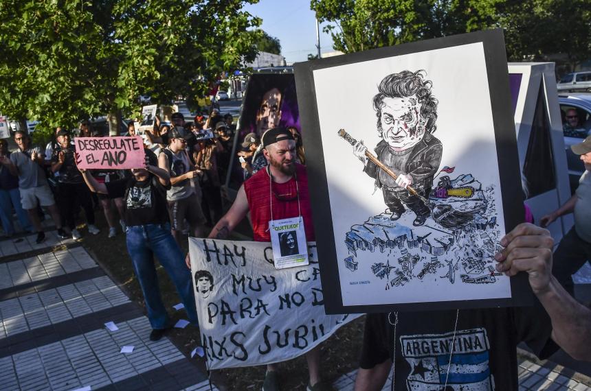 Otra manifestacioacuten por la llegada de Sturzenegger a Santa Rosa