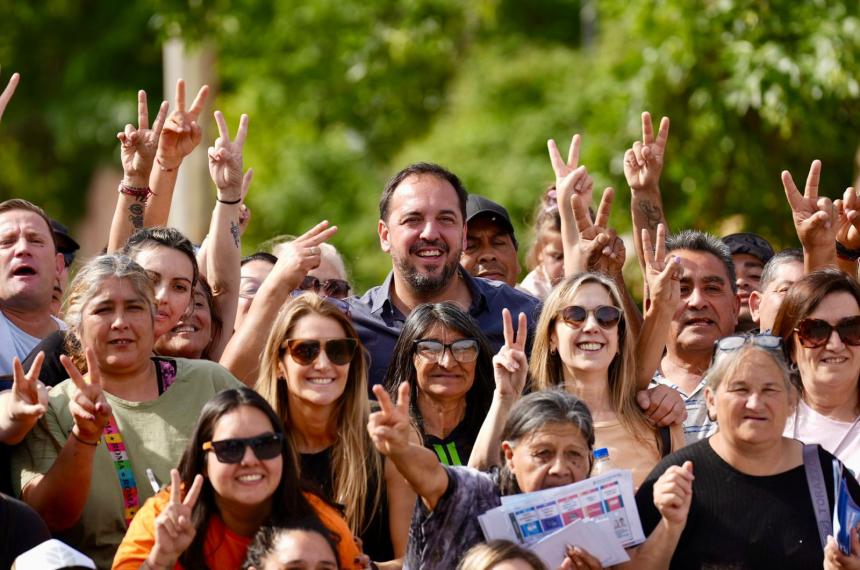 El jefe comunal se sumó a una caminata de campaña