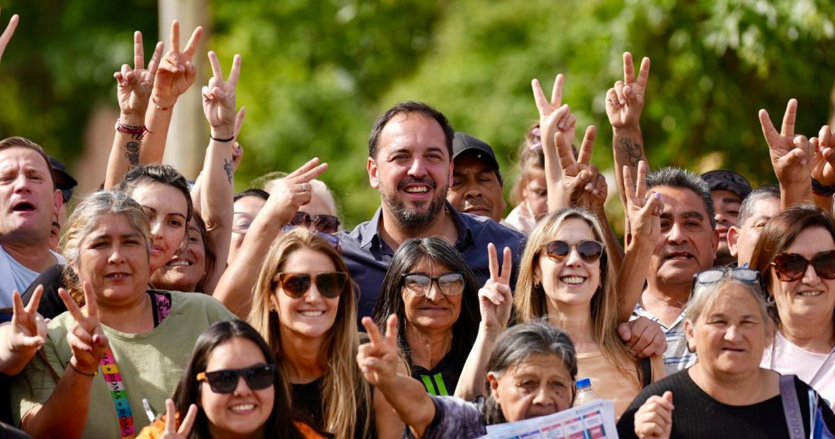 El jefe comunal se sumó a una caminata de campaña