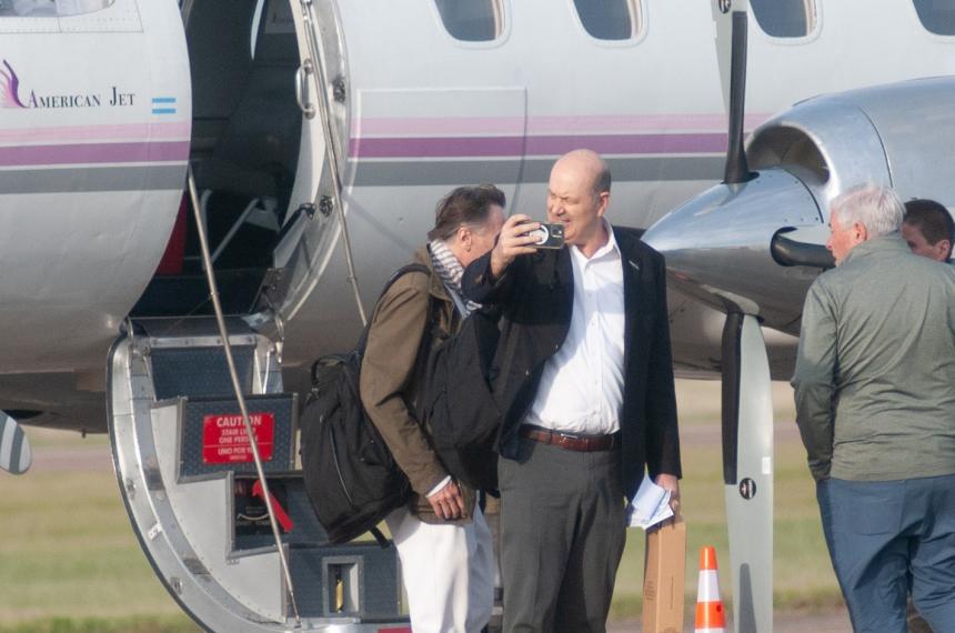 Sturzenegger sacndose una selfie antes de subir al avión