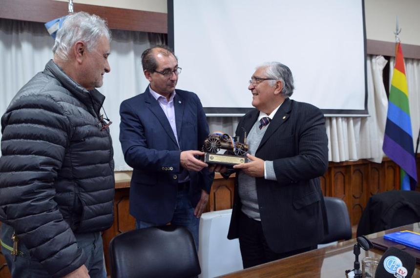 Reconocimiento entregado en julio de 2022 a Rodríguez Villafañe de manos de los ex presidentes de la CPE Oscar Nocetti y Alfredo Carrascal en la Universidad Nacional de La Pampa