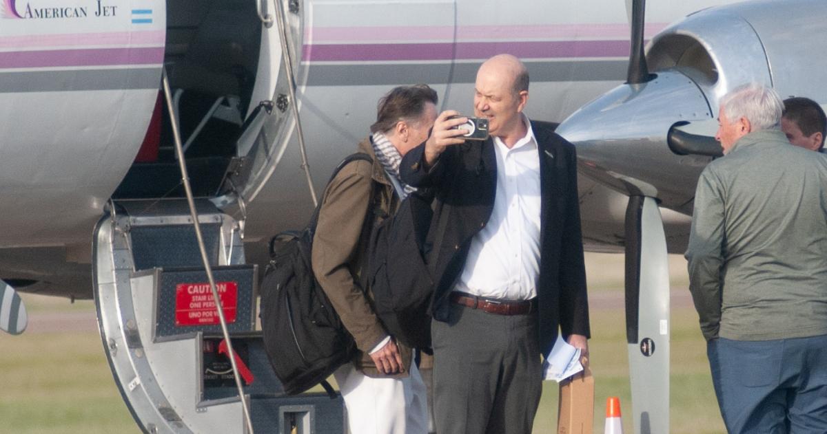 Sturzenegger sacndose una selfie antes de subir al avión