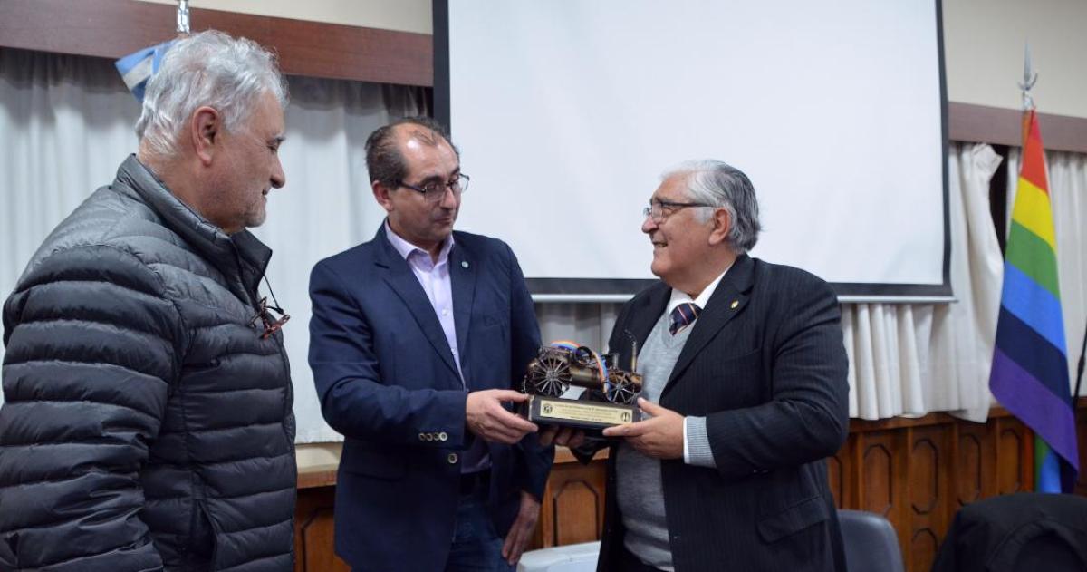 Reconocimiento entregado en julio de 2022 a Rodríguez Villafañe de manos de los ex presidentes de la CPE Oscar Nocetti y Alfredo Carrascal en la Universidad Nacional de La Pampa