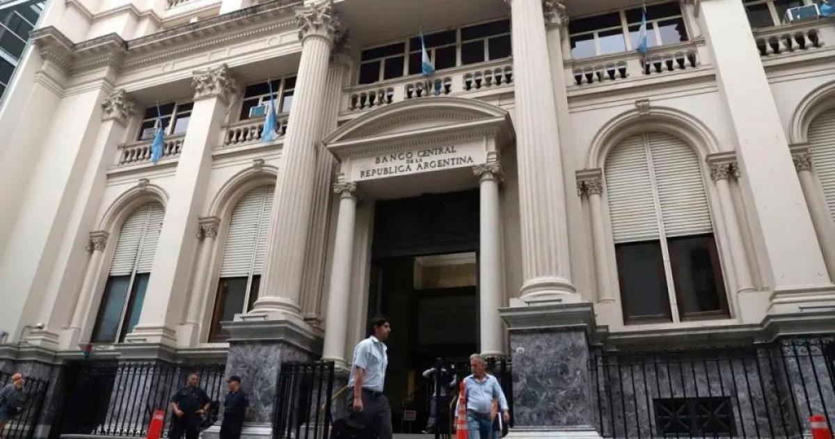 El Banco Central volvioacute a intervenir y vendioacute US455 millones para contener la suba del doacutelar