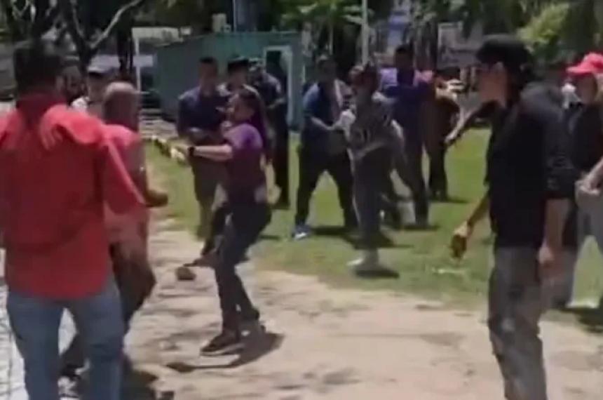 Militantes libertarios fueron agredidos por seguidores de Gildo IInsfrn en el cierre de campaña