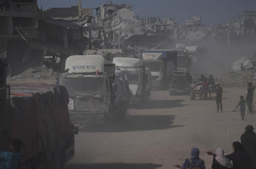 Israel suspendió la ayuda humanitaria a Gaza- camiones en fila esperan
