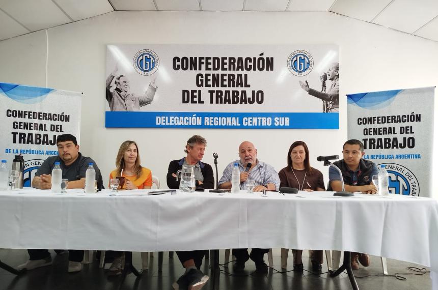 La mesa de cabecera en la CGT de Santa Rosa con los candidatos del peronismo