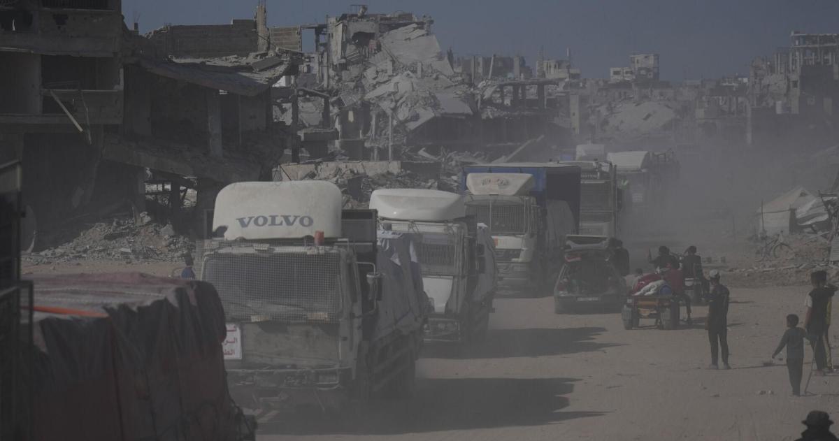 Israel suspendió la ayuda humanitaria a Gaza- camiones en fila esperan