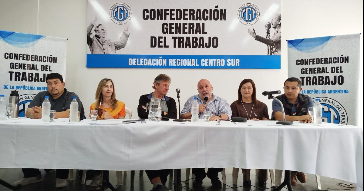 La mesa de cabecera en la CGT de Santa Rosa con los candidatos del peronismo